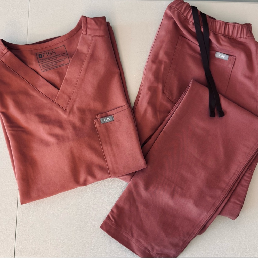 Men’s Figs Mauve Scrub Set. Cairo pants and Chisec top
